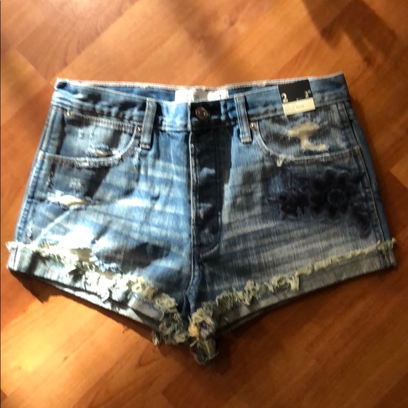 Abercrombie & Fitch Pants - High rise shorts with floral embroidery